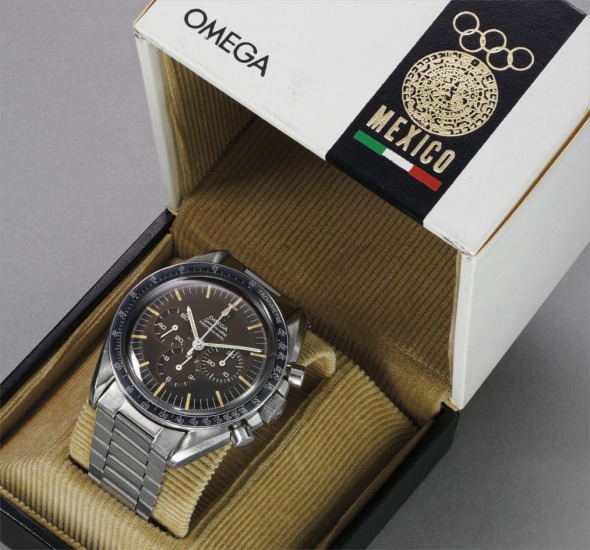 A highly attractive stainless steel wristwatch with chestnut-colored "tropical" dial, bracelet and "Mexico 1968" fitted presentation box